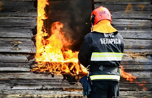 В деревне под Ивье сгорели сразу 5 домов и 6 хозпостроек. Есть ли жертвы?