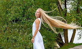 “Слежу, чтобы на мои волосы никто не сел”. Белорусская Рапунцель рассказала о жизни с косой почти до пяток