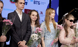 “Это невероятные эмоции – видеть, как они раскрываются на сцене”. Зачем фармкомпания помогает особенным детям? 