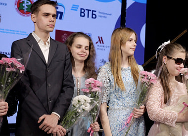 “Это невероятные эмоции – видеть, как они раскрываются на сцене”. Зачем фармкомпания помогает особенным детям? 