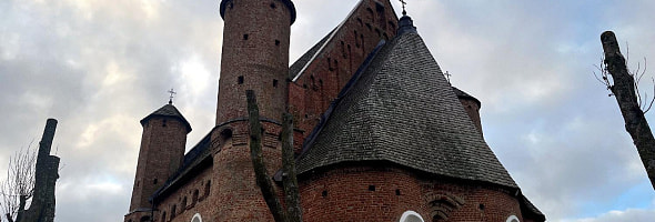 Готика среди полей. Что скрывает храм-крепость XIV века в Сынковичах?