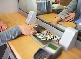 Евро рухнул до минимума за 2 месяца - доллар тоже в минусе: итоги валютных торгов 5 февраля