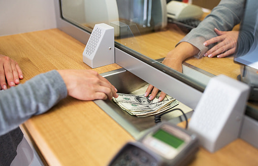 Привез из Лондона фальшивку. В Минске изъяли поддельные фунты у 79-летнего мужчины