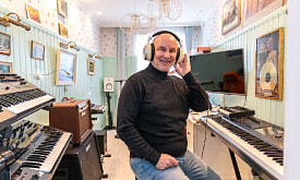 “Мечтал о волнах – теперь “серфлю“ по снегу”. Авиационный инженер из США переехал в Минск и стал музыкантом