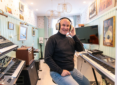 “Мечтал о волнах – теперь “серфлю“ по снегу”. Авиационный инженер из США переехал в Минск и стал музыкантом