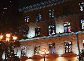 Никогда такого не было: здание посольства Франции в Минске светится необычными окошками адвент-календаря