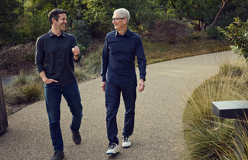 Тим Кук покинет пост гендиректора Apple с 1 сентября. Компанию возглавит Джон Тернус