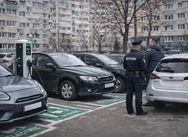 Чье место? Можно ли парковаться у зарядных станций во дворе и обязаны ли жильцы освобождать их