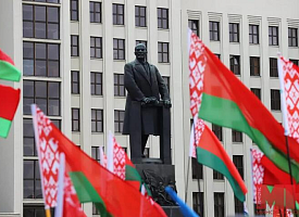 "Прочный фундамент для развития нашей страны". Лукашенко поздравил белорусов с Днем Октябрьской революции