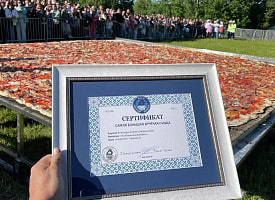 Больше 5 метров! В Волковыске испекли самую большую пиццу в Беларуси