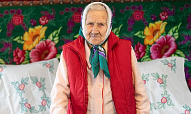 “Зараз мне так добра жыць!”. Как Иосифовна 20 лет назад купила себе памятник, а сегодня радуется жизни