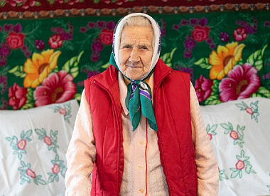 “Зараз мне так добра жыць!”. Как Иосифовна 20 лет назад купила себе памятник, а сегодня радуется жизни