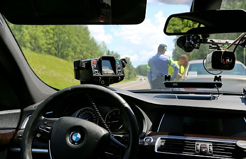 Штраф на 900 рублей. ГАИ показала “опасный манёвр”, за который лишила белоруса прав на полгода