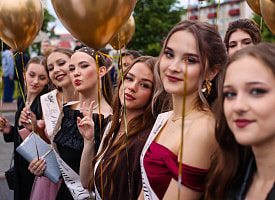 В Беларуси проходят выпускные вечера – большой фоторепортаж из Слонима