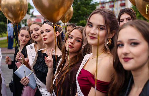 В Беларуси проходят выпускные вечера – большой фоторепортаж из Слонима