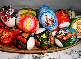 Какими наклейками лучше не украшать яйца на Пасху? Священник из Минска объяснил