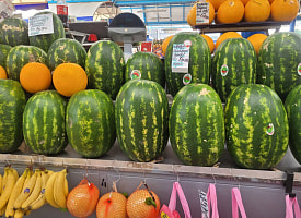 На Комаровке появились малина и арбузы. Клубника – дешевле некуда