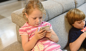 “Мы учимся у тех, кто знает лучше”. Как ИИ влияет на процесс воспитания и обучения детей?