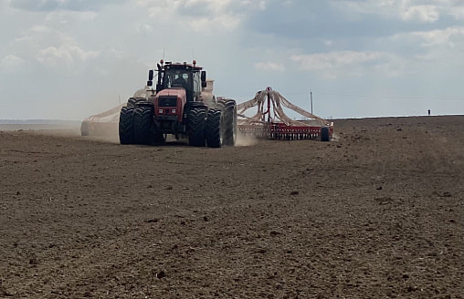 Инженер купил запчасти для машины, которой нет: в Брестской области контролируют проведение посевной