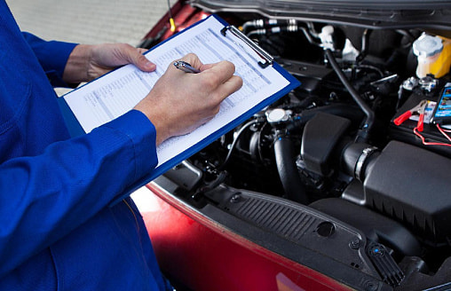 Инженер из Гомеля помог пройти техосмотр за 2 бутылки коньяка – и стал должен 13,5 тыс. рублей