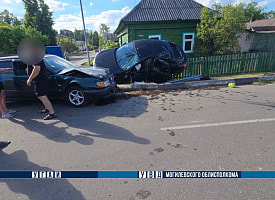 Машина повисла на заборе. В Климовичах водитель Lada не справился с управлением и попал в ДТП