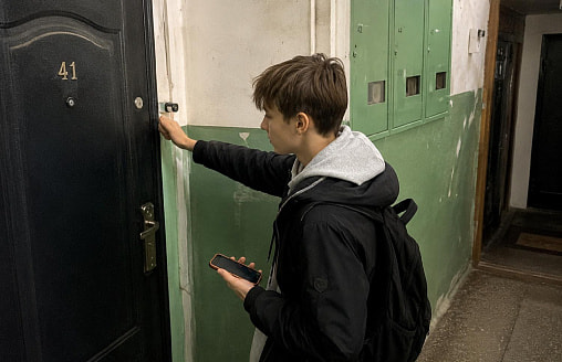 ЖКХ “запретило” белорусам пользоваться дома телефоном в этом случае – при какой опасности нужно стучаться к соседям?
