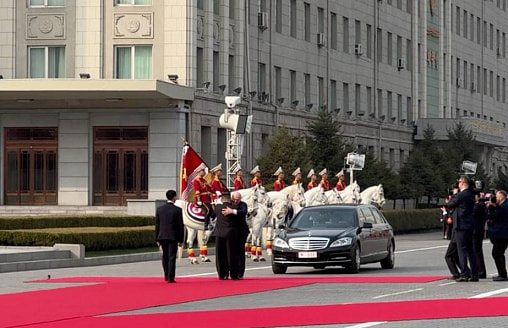 Лошади и залпы: как Лукашенко встретили в Северной Корее (фото)