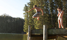 Игры с интимным подтекстом и мелкие кражи: разбираем эти и другие ситуации, в которые дети могут попасть в летнем лагере