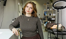 “Приходят с последней надеждой всё исправить”. Поговорили с тату-мастером, которая умеет “прятать” неудачные татуировки и шрамы