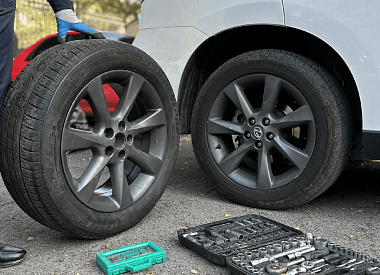 Подвезет топливо, заменит колесо, эвакуирует при поломке. Зачем нужен автоконсьерж, и где его можно получить бесплатно?