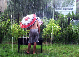 Майские под угрозой? Рябов пообещал Беларуси “ненастье, ветер и дискомфорт”