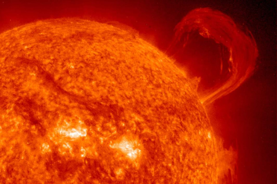 Солнце выбросило протуберанец