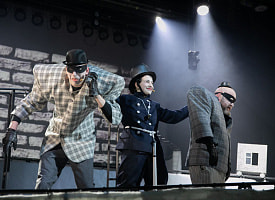 Игрушечный город, экран и фея Бефана. Евгений Корняг поставил детский кукольный спектакль