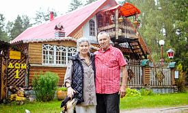 “Все сделал сам, без единого чертежа”. 80-летний мужчина построил необычную усадьбу в лесу