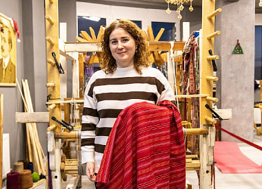 “Здесь нужно работать и руками, и ногами, и головой”. Как бухгалтер увлеклась старинным ремеслом, и что из этого вышло