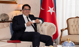 Футбол, пожар, полумарафон и мирный договор щенка и попугая – жизнь семьи посла Турции Гючлю Джем Ышика