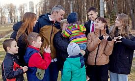 “Домашние обязанности распределяем с помощью жребия”. История семьи с восемью детьми