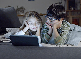 Смартфоны, компьютеры и телевизоры повышают риск болезней сердца у детей до 50%