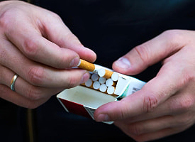 МНС Беларуси с 1 января подняло цены более чем на 110 марок сигарет