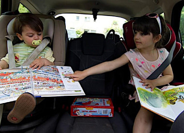 Ребенка укачивает в машине: почему это происходит – и какие ошибки делает водитель