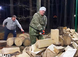 Лукашенко показал, как 7 ноября рубил дрова