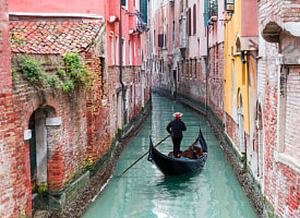 Первое в мире гетто, кладбище на отдельном острове и тысячи свай: что нужно знать о Венеции