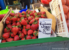 Греческая клубника – почти даром. Почём на Комаровке продают белорусскую?