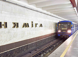 Пассажиру стало плохо в поезде минского метро. Спасти его не удалось