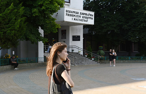 “Даже меня накрыл флешбэк”. Фотокор Smartpress наблюдала за подачей документов в минские вузы