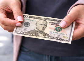 В Барановичах девушка пришла обменять 50 долларов – в банке вызвали милицию