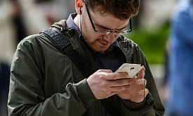 Смартфон отключается на морозе: физик объяснил, почему гаджет выключается зимой