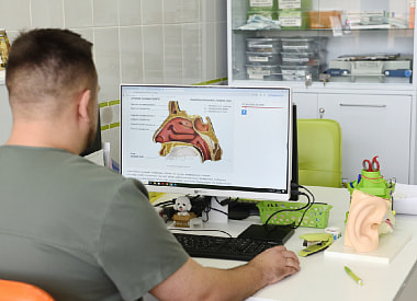 “Подсели” на спреи для носа? Врач объясняет, как от них отказаться