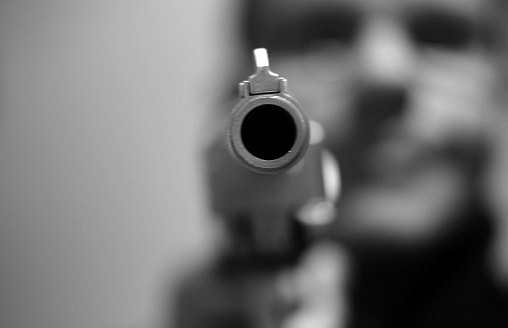 Витебский пенсионер заплатит 4200 рублей за то, что вышел с заряженной винтовкой к соседям