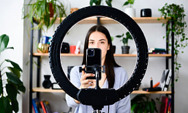 Презент на 8 марта “по профессии”: что подарить маркетологу, а что – врачу?